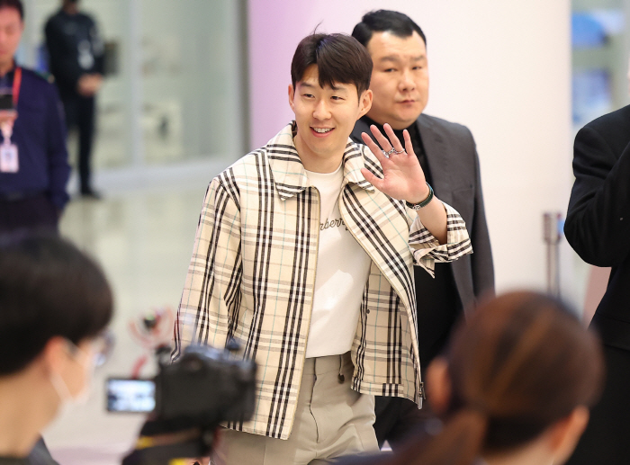 Son Heung-min, Hwang Hee-chan, Jae Sung-baek, Seung-ho, Joon-ho, Um Ji-sung, Yang Min-hyuk, etc. Return home Incheon International Airport welcome