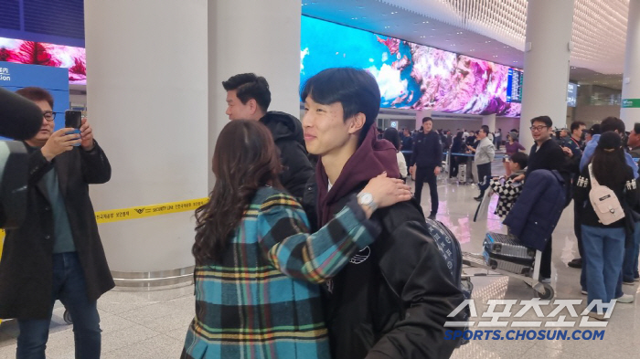 Son Heung-min, Hwang Hee-chan, Jae Sung-baek, Seung-ho, Joon-ho, Um Ji-sung, Yang Min-hyuk, etc. Return home Incheon International Airport welcome