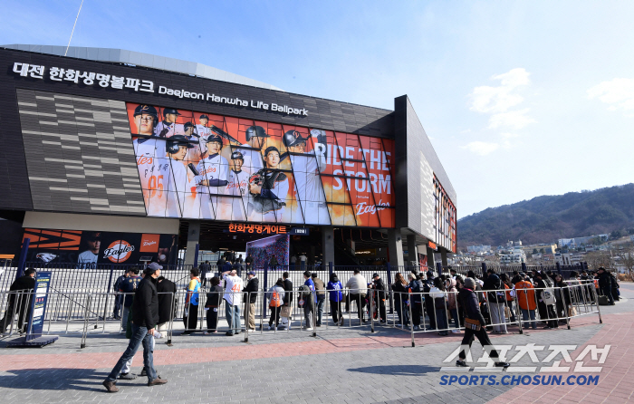 Was it this big? Daejeon Hanwha Life Ball Park, Hanwha Samsung's exhibition game, and the first home run is Kim Tae-yeon of Hanwha 