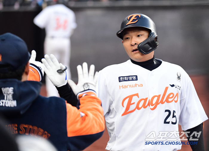 Was it this big? Daejeon Hanwha Life Ball Park, Hanwha Samsung's exhibition game, and the first home run is Kim Tae-yeon of Hanwha 