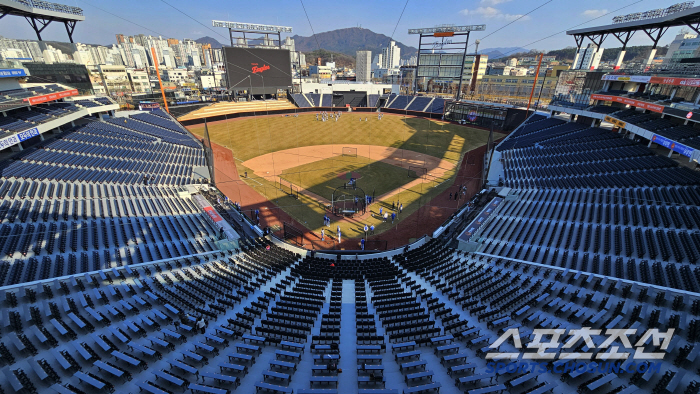 Was it this big? Daejeon Hanwha Life Ball Park, Hanwha Samsung's exhibition game, and the first home run is Kim Tae-yeon of Hanwha 