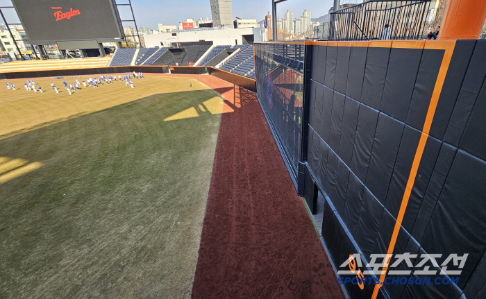 Was it this big? Daejeon Hanwha Life Ball Park, Hanwha Samsung's exhibition game, and the first home run is Kim Tae-yeon of Hanwha 