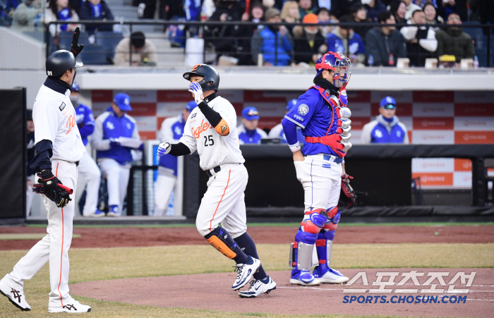 Was it this big? Daejeon Hanwha Life Ball Park, Hanwha Samsung's exhibition game, and the first home run is Kim Tae-yeon of Hanwha 