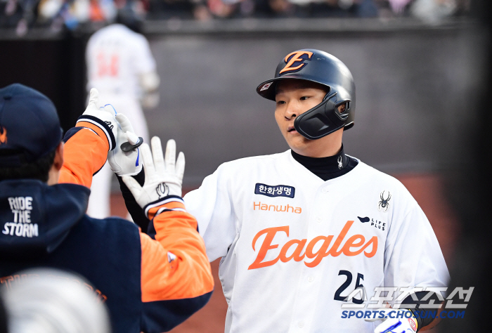 Was it this big? Daejeon Hanwha Life Ball Park, Hanwha Samsung's exhibition game, and the first home run is Kim Tae-yeon of Hanwha 