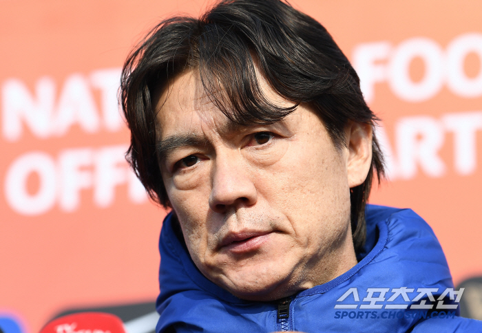 Director Hong Myung-bo seems to be angry at KIM's departure. German media are shocked, monster defender Kim Min-jae is injured, and OUT is confused