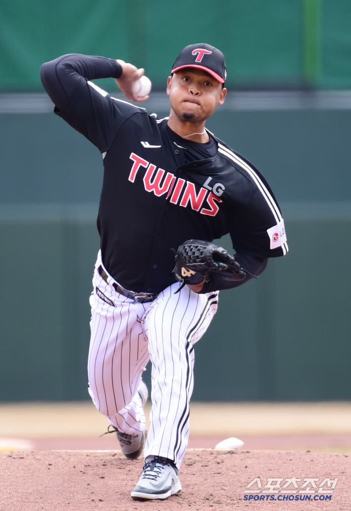 El Dong-won came out to the bullpen. Yum Liang is certain to succeed in this year's selection. 138km cutter, 128km sweeper, no timing of 120 curves 