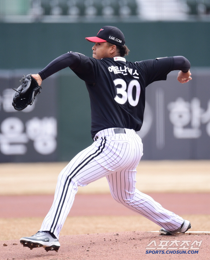 El Dong-won came out to the bullpen. Yum Liang is certain to succeed in this year's selection. 138km cutter, 128km sweeper, no timing of 120 curves 