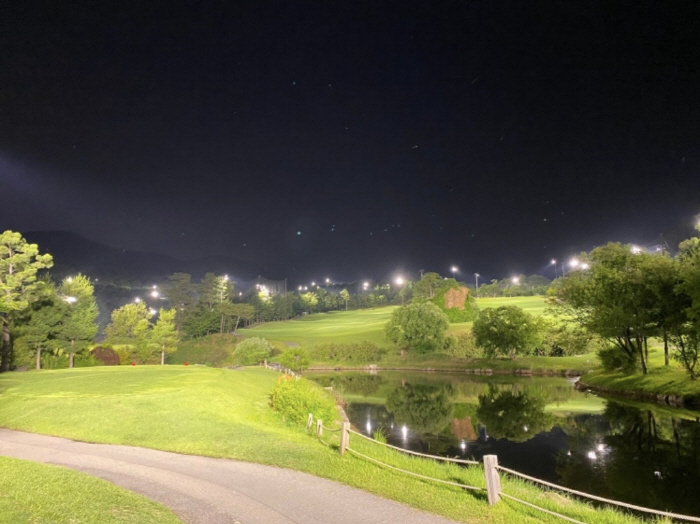 Expensive, far away... Golfer's dilemma, is night golf the answer? Anseong W, a prestigious LED light replacement attracting attention