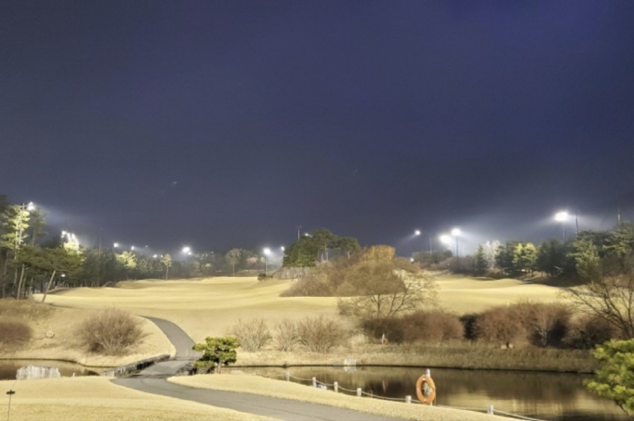 Expensive, far away... Golfer's dilemma, is night golf the answer? Anseong W, a prestigious LED light replacement attracting attention