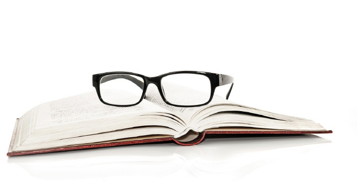 How to manage eye glasses and contact lenses wisely