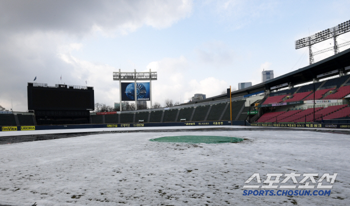 In mid-March, the last exhibition game of Jamsil Stadium, which was covered in white snow, was not held 