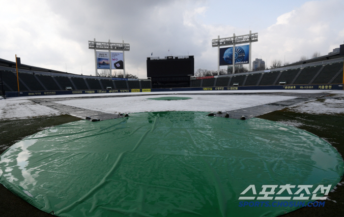 In mid-March, the last exhibition game of Jamsil Stadium, which was covered in white snow, was not held 