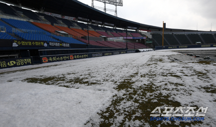 In mid-March, the last exhibition game of Jamsil Stadium, which was covered in white snow, was not held 