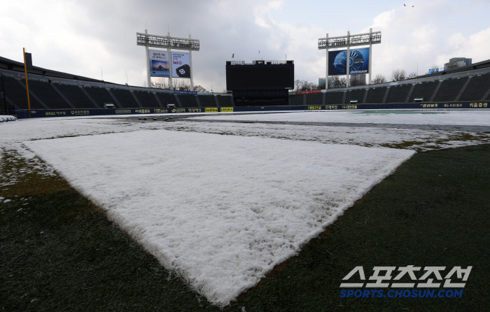 In mid-March, the last exhibition game of Jamsil Stadium, which was covered in white snow, was not held 