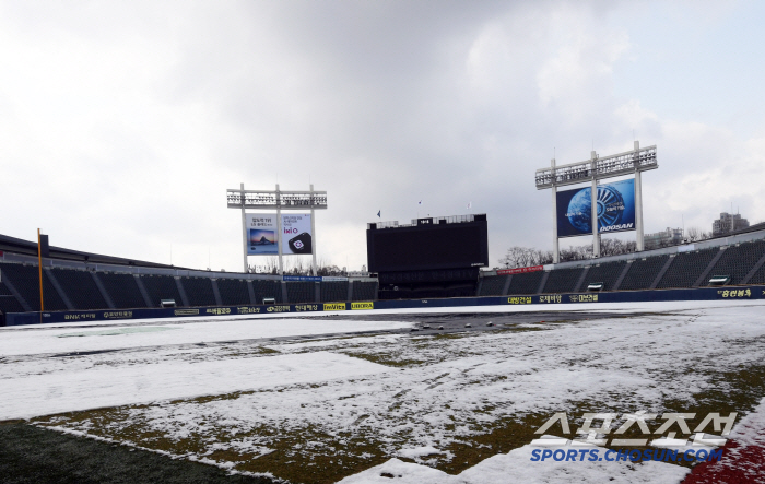 In mid-March, the last exhibition game of Jamsil Stadium, which was covered in white snow, was not held 