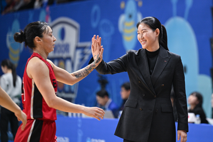  Park Jung-eun, BNK coach, is proud of the players who played a hard game