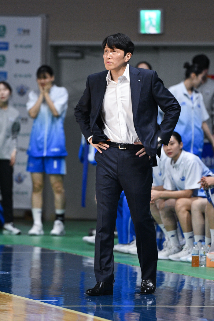  Wi Sung-woo, manager of Woori Bank, wanted to win, but it wasn't enough