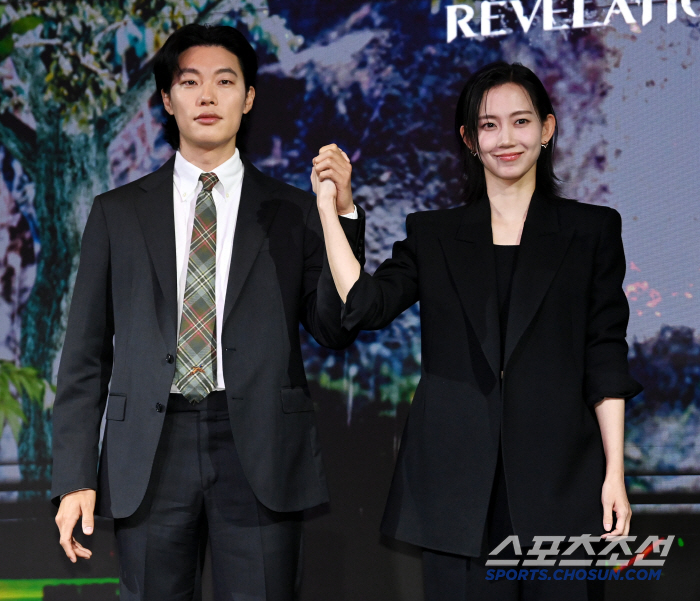  Ryu Jun Yeol Shin Hyun Bin, holding hands and smiling