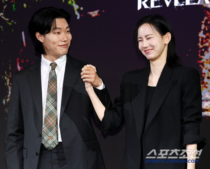  Ryu Jun Yeol Shin Hyun Bin, holding hands and a shy smile