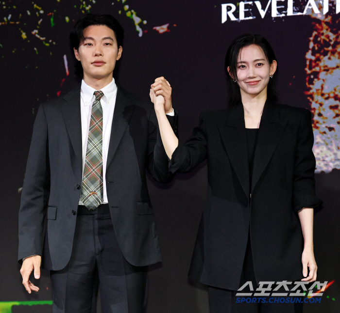  Ryu Jun Yeol Shin Hyun Bin, holding hands and smiling