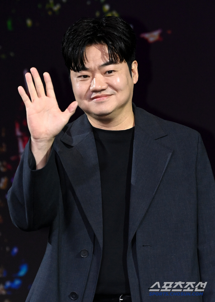  Shin Minjae's hand greeting is also cool!