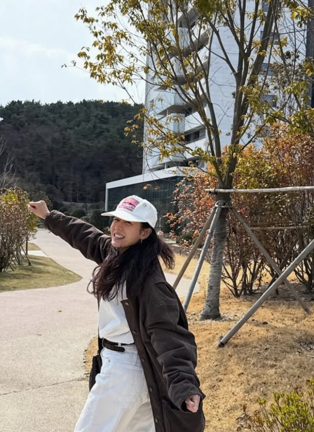 Son Ye-jin Shares Sweet Travel Moment with Hyunbin