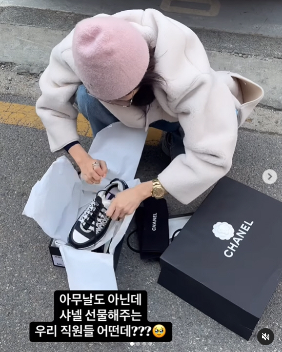  Yang Mira, you succeeded in your business..Unboxing Company C's gift next to the trash can on the street