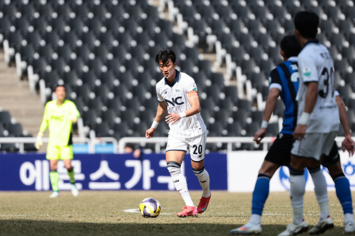 Seoul E-Land Captain Kim Oh-kyu achieved 400 K-League games as the 25th record in K-League history!