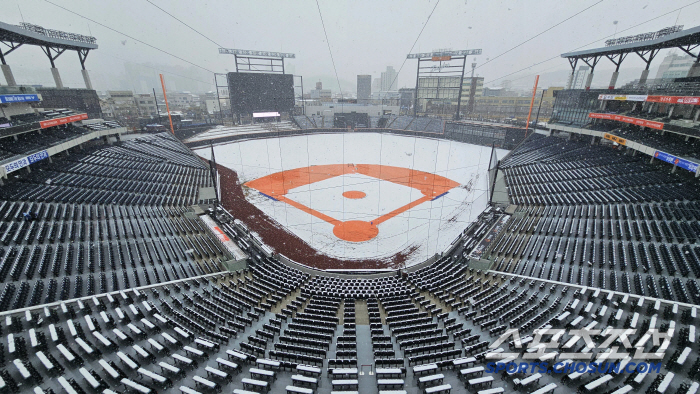 Starting the opening game of the new stadium, did you get a hint?...Ryu Hyun-jin will take care of the final inspection, which was blocked by heavy snow