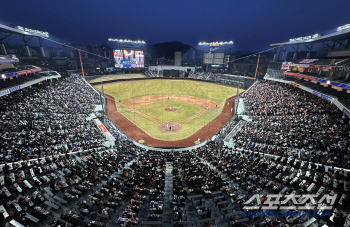 There was a reason for Taengoo's first hitter. Hanwha Ballpark, the first home run hero was born. Hanwha won five consecutive exhibition games and finished second 