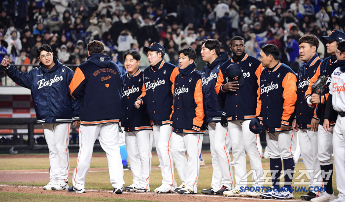 There was a reason for Taengoo's first hitter. Hanwha Ballpark, the first home run hero was born. Hanwha won five consecutive exhibition games and finished second 