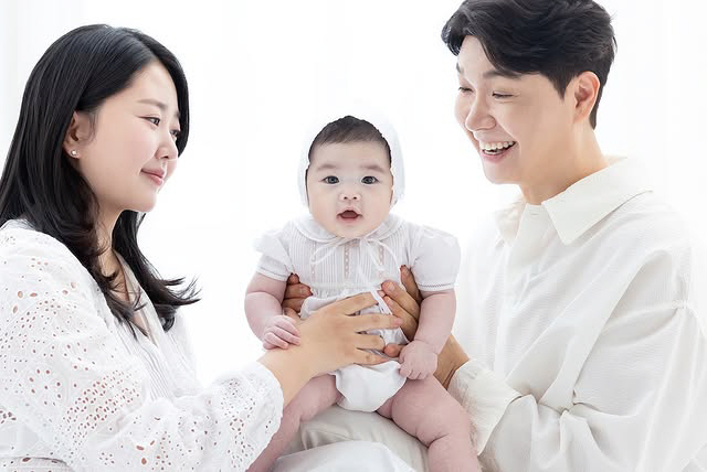 7 billion Park Soo-hong ♥ Kim Daye, 100th day party for lucky daughter..a happy family