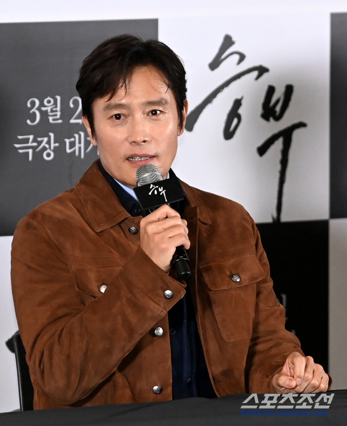 I can't believe Lee Byung-hun is real..Extreme emotions → It's hard to express emotionally