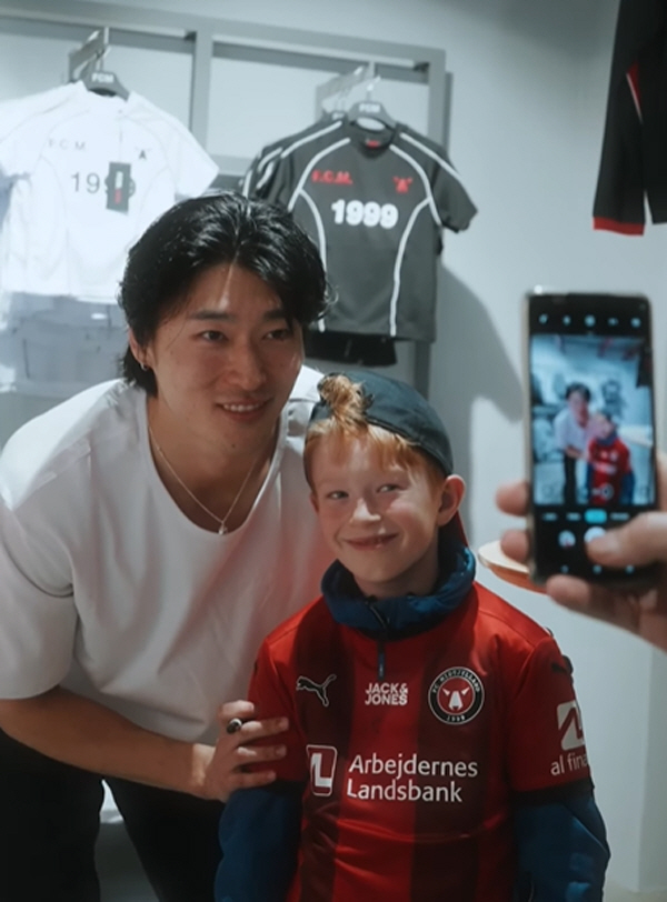 I miss the ground. World Cup star Cho Kyu-sung finally revealed his soccer status, showing his willingness to return with his neat hair