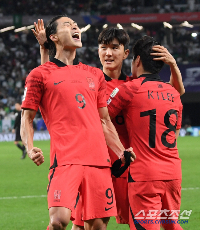 I miss the ground. World Cup star Cho Kyu-sung finally revealed his soccer status, showing his willingness to return with his neat hair