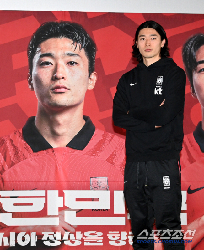 I miss the ground. World Cup star Cho Kyu-sung finally revealed his soccer status, showing his willingness to return with his neat hair