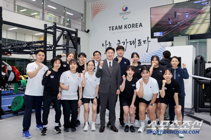 On the field of sports for the disabled, Jin Jong-oh, a member of the emperor of walking shooting, visited Icheon National Training Center for the disabled