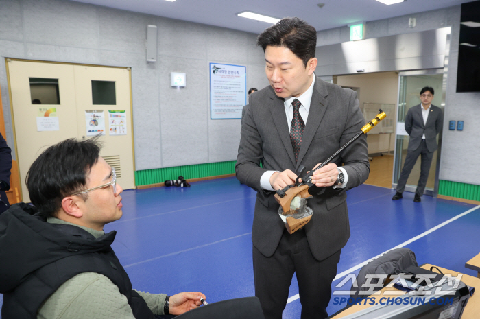 On the field of sports for the disabled, Jin Jong-oh, a member of the emperor of walking shooting, visited Icheon National Training Center for the disabled