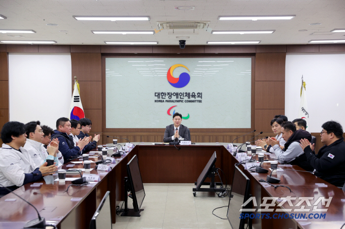 On the field of sports for the disabled, Jin Jong-oh, a member of the emperor of walking shooting, visited Icheon National Training Center for the disabled