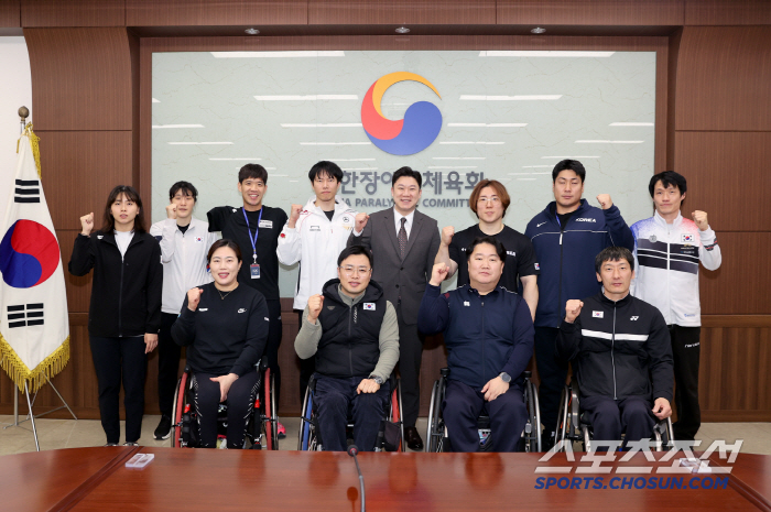 On the field of sports for the disabled, Jin Jong-oh, a member of the emperor of walking shooting, visited Icheon National Training Center for the disabled