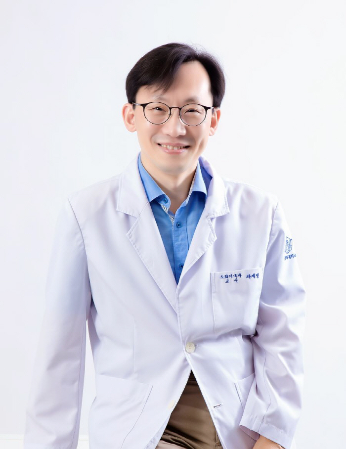 Professor Cha Jae-myung of Gangdong Kyunghee University Hospital selected the winner of the distinguished researcher award and achievement award of the Korean Intestinal Research Society