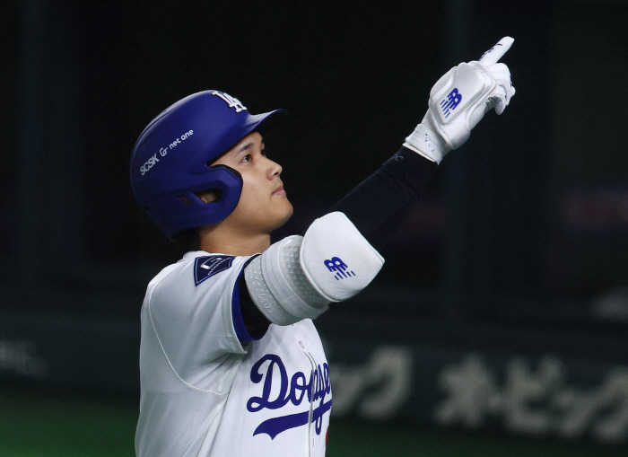 The name of the spectator who missed the Ohtani home run ball was also kept as a heirloom for Ohtani from Koshien, a 10-year-old baseball boy with a mouse in the hands of the home run ball 