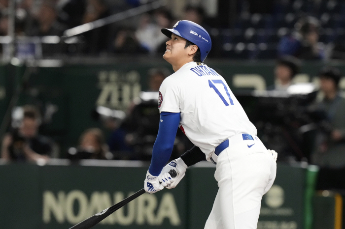 The name of the spectator who missed the Ohtani home run ball was also kept as a heirloom for Ohtani from Koshien, a 10-year-old baseball boy with a mouse in the hands of the home run ball 