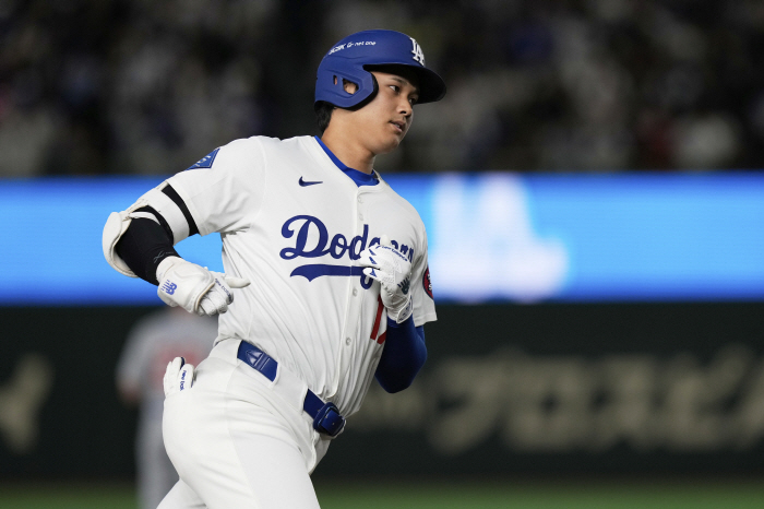 The name of the spectator who missed the Ohtani home run ball was also kept as a heirloom for Ohtani from Koshien, a 10-year-old baseball boy with a mouse in the hands of the home run ball 