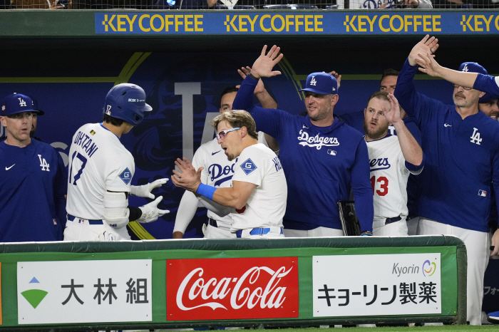 The name of the spectator who missed the Ohtani home run ball was also kept as a heirloom for Ohtani from Koshien, a 10-year-old baseball boy with a mouse in the hands of the home run ball 