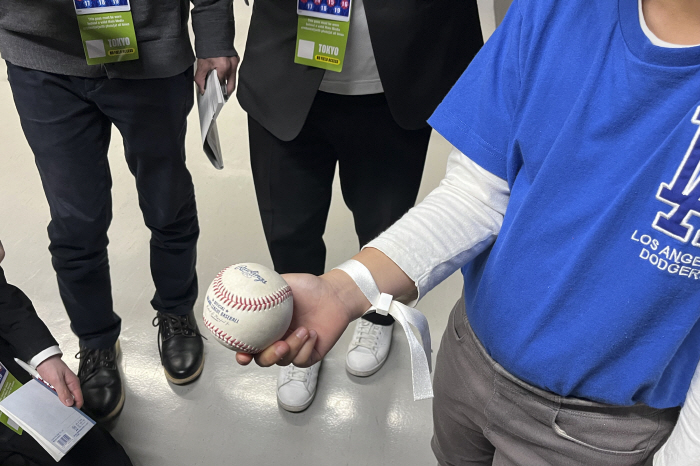 The name of the spectator who missed the Ohtani home run ball was also kept as a heirloom for Ohtani from Koshien, a 10-year-old baseball boy with a mouse in the hands of the home run ball 