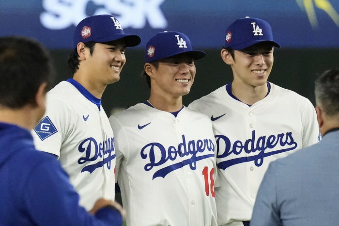 The name of the spectator who missed the Ohtani home run ball was also kept as a heirloom for Ohtani from Koshien, a 10-year-old baseball boy with a mouse in the hands of the home run ball 