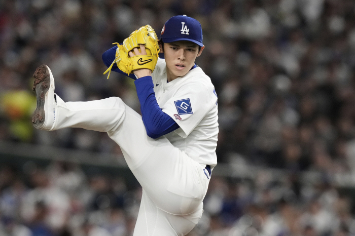 The name of the spectator who missed the Ohtani home run ball was also kept as a heirloom for Ohtani from Koshien, a 10-year-old baseball boy with a mouse in the hands of the home run ball 