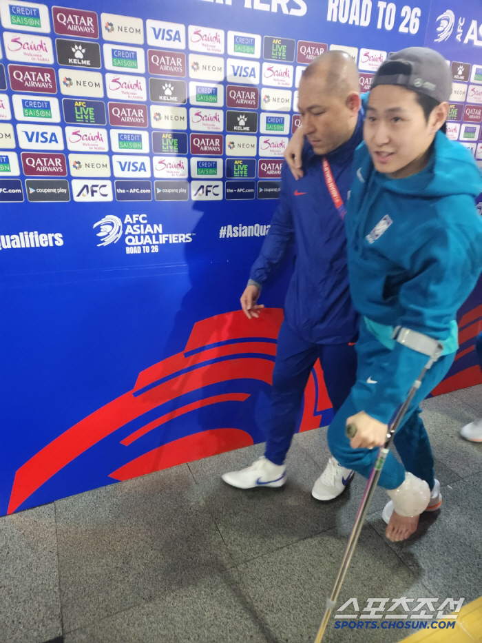 Oh! Lee Kang-in, I couldn't walk and carried him on my back, but I caught him on crutches...Left foot neck injury → swelling → precision inspection, uncertain to play against Jordan