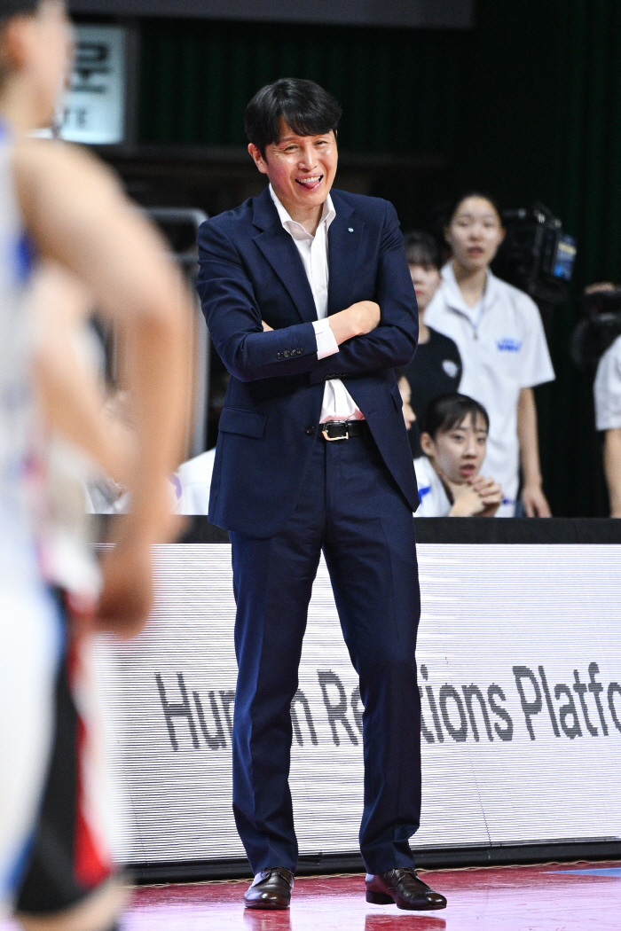  Woori Bank's Wi Sung-woo Park Hye-jin's last shot, congratulations. The best player in my heart is Kim Danbi